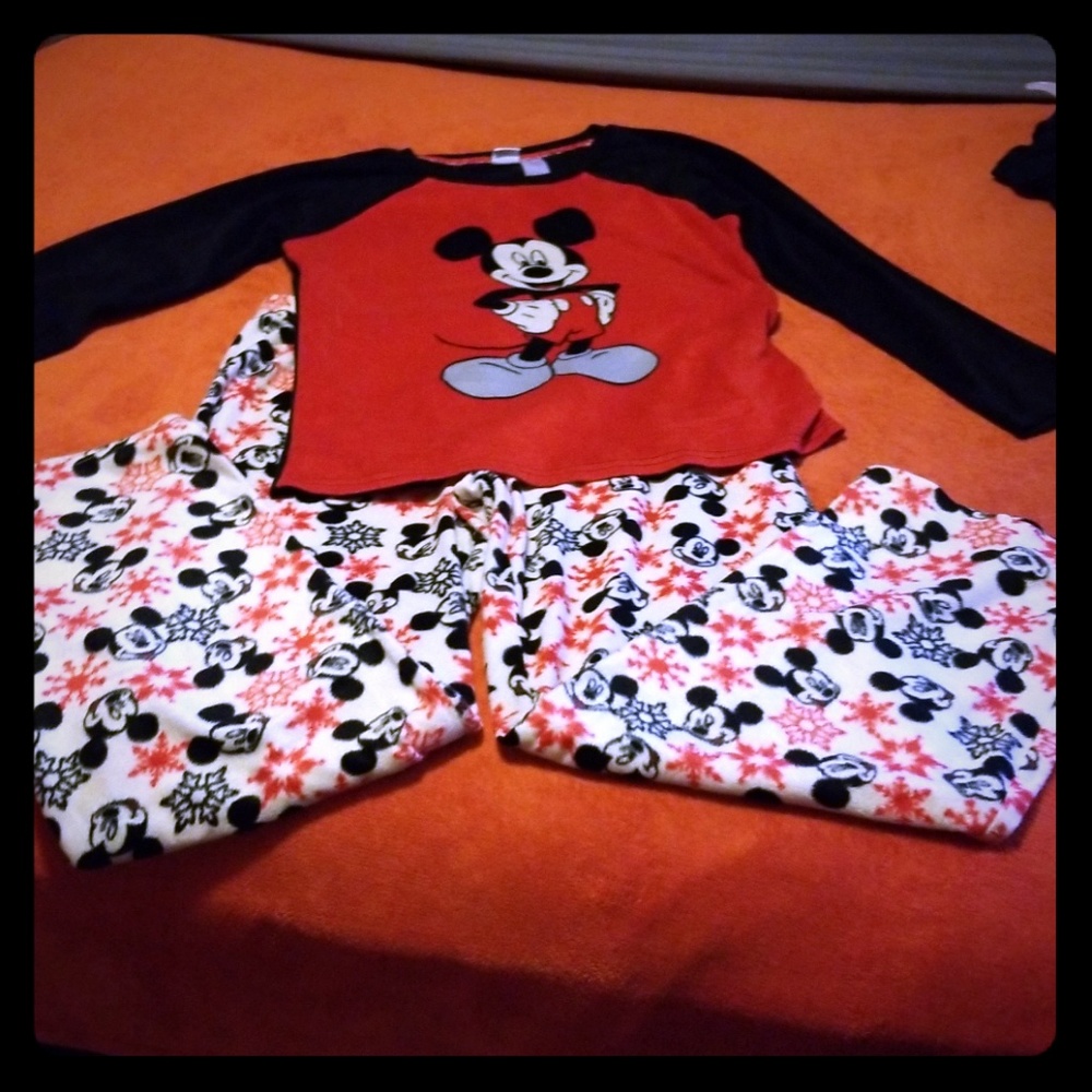 🤑Disney fleece pajama set!🤑 5 for $25